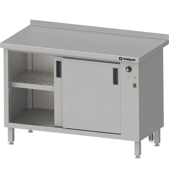 Une table avec une armoire chaleureuse avec une porte coulissante Interior