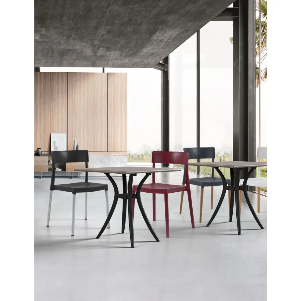 Chaise Lilly avec une jambe de bois