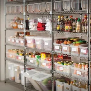 Concevoir des équipements de cuisine professionnels : des étagères en inox pour tout type de locaux