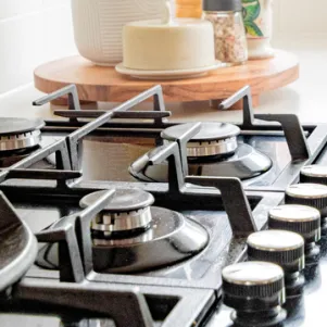 Avantages des cuisinières électriques et à gaz. Quels poêles sont les meilleurs à choisir? Les spécialistes de Baltic Horeca Solutions répondent