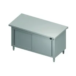 Une table avec une armoire chaleureuse avec une porte coulissante 1400